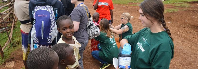 Volontärer delar ut läkemedel i Kenya Kvinnliga volontärer delar ut läkemedel vid fältarbete inom ramarna för farmaceutprojekt i Kenya.