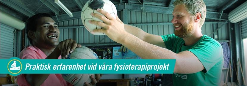 Praktisk erfarenhet vid våra fysioterapiprojekt Manlig volontär vid fysioterapiprojekt på Samoa utför övningar med boll tillsammans med sin leende patient