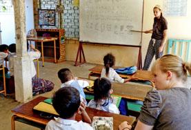 Volontärarbete utomlands -Undervisning Volontärarbete utomlands - volontär undervisar